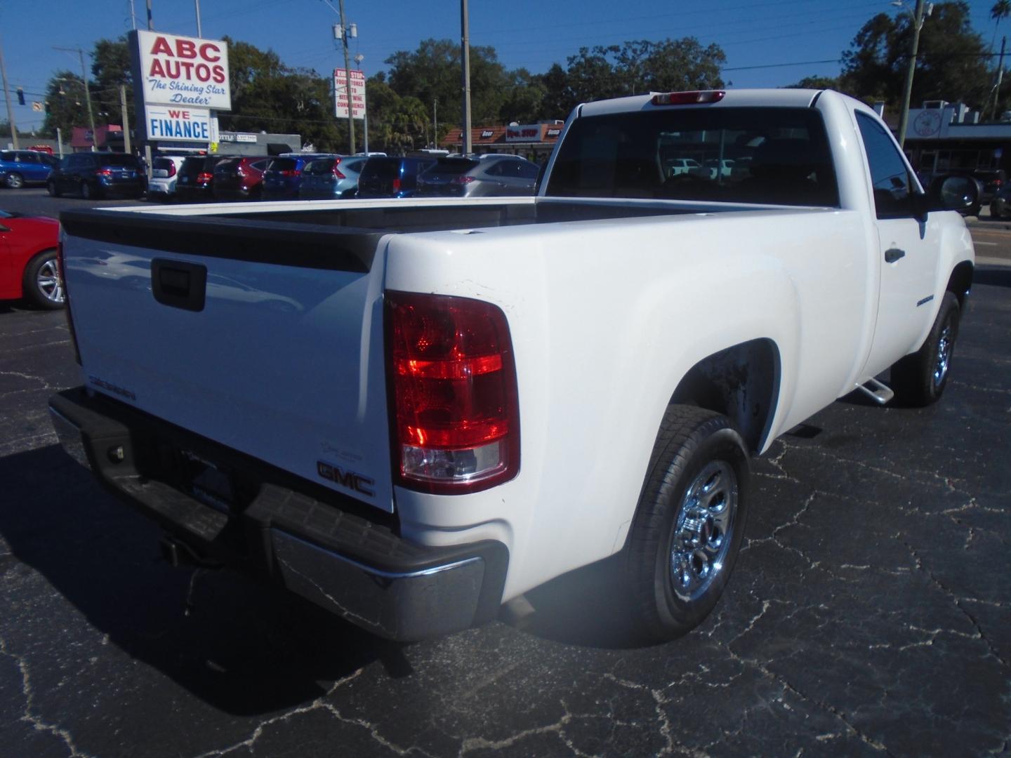 2008 GMC Sierra 1500 SLE1 Long Box 2WD (1GTEC14X28Z) with an 4.3L V6 OHV 12V engine, 4-Speed Automatic transmission, located at 6112 N Florida Avenue, Tampa, FL, 33604, (888) 521-5131, 27.954929, -82.459534 - Photo#3